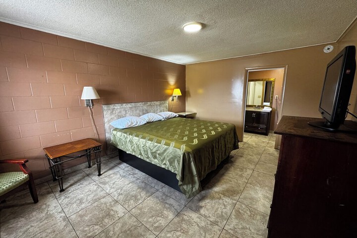Room 6 of 43