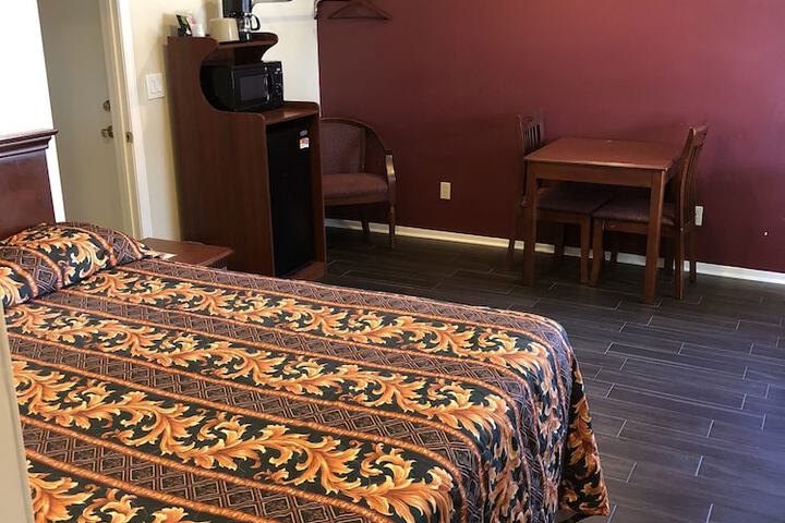 Room 4 of 7