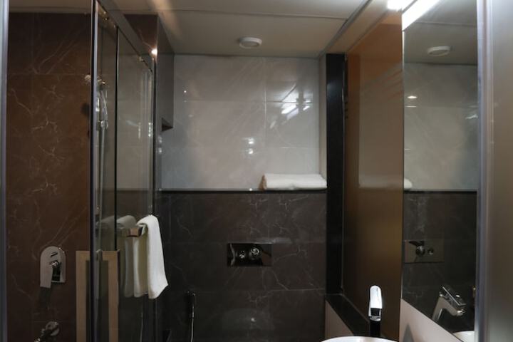 Room 11 of 24