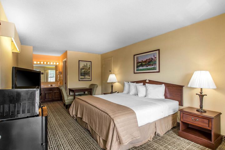 1 King Bed (3 of 8)