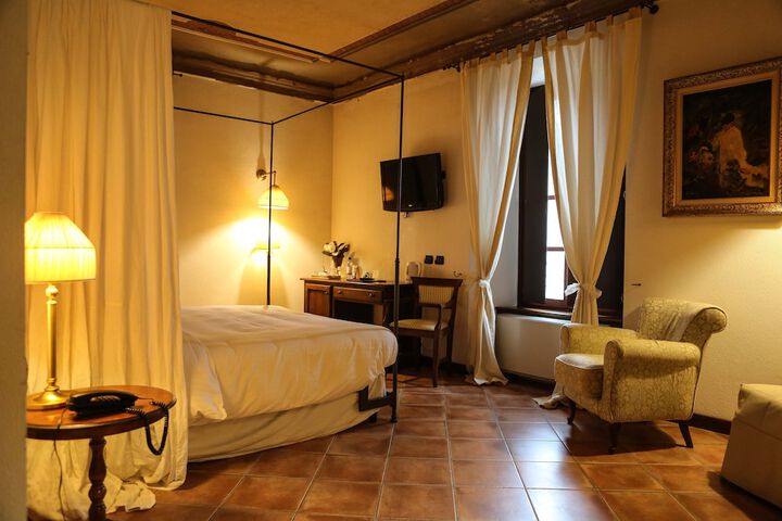 Room 3 of 99