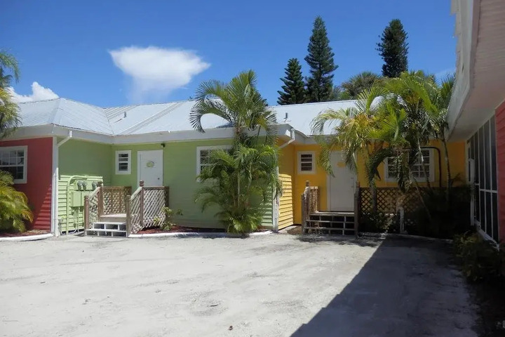 CASTAWAYS BEACH AND BAY COTTAGES