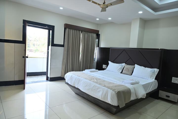 Room 10 of 16