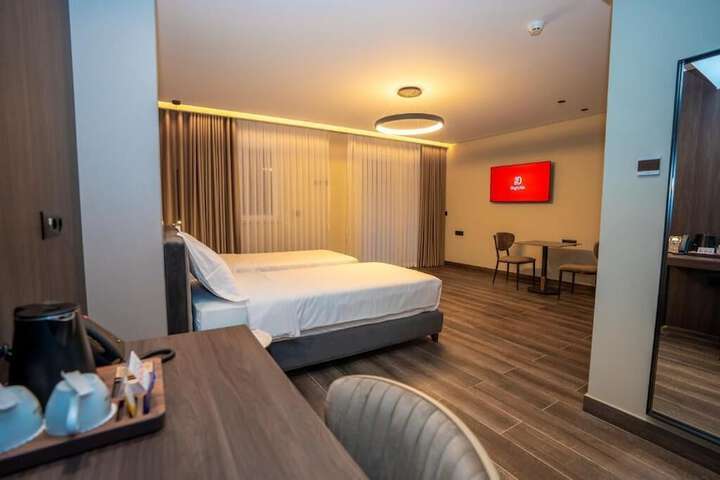 Room 6 of 77