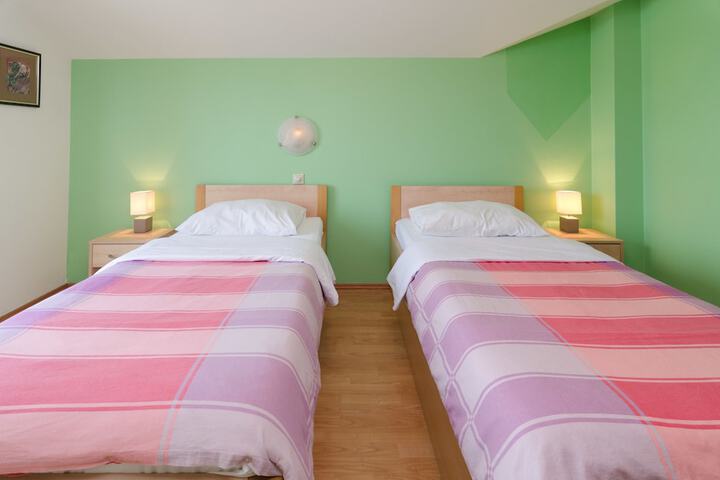 Room 7 of 60