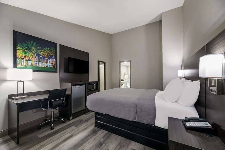 1 Queen Bed (6 of 12)