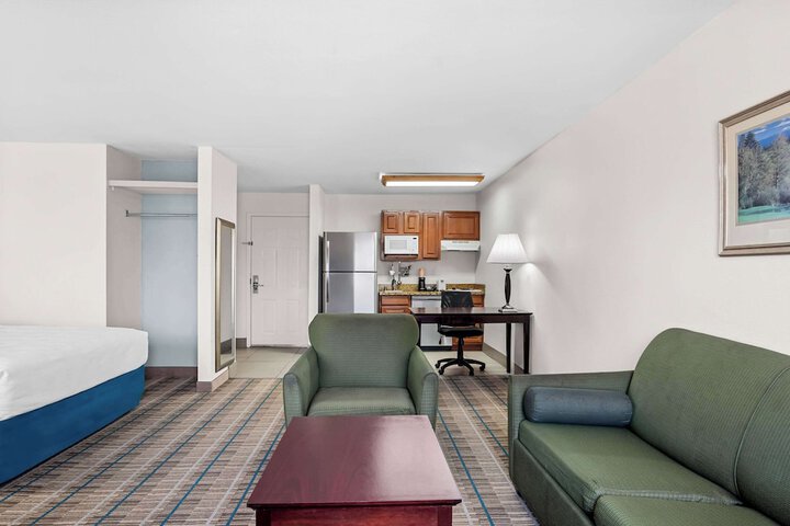 1 Queen Bed Efficiency Suite (9 of 24)