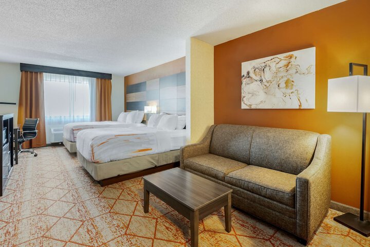 2 Queen Beds Communication Assistance Pillow Top Mattress Microwave and Refrigerator Full Breakfast (2 of 14)