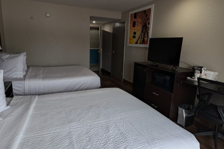 1 Queen Bed (6 of 36)