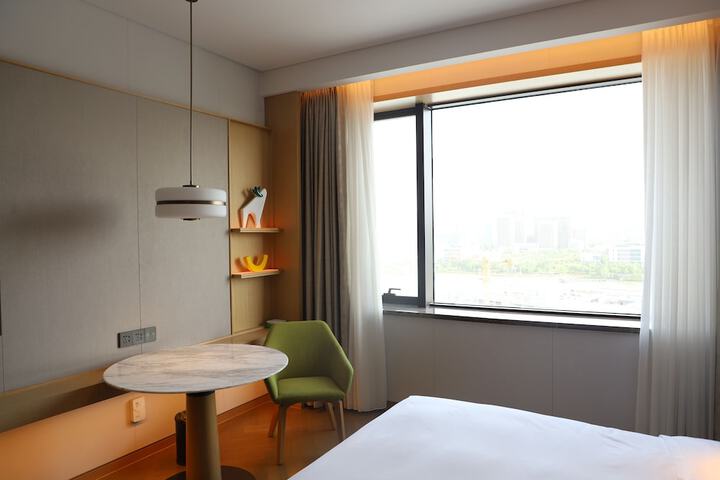 Room 27 of 97