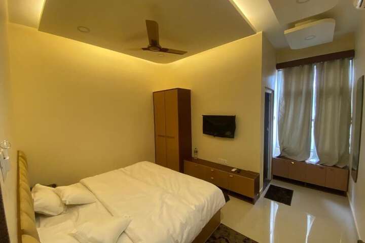 Room 11 of 14