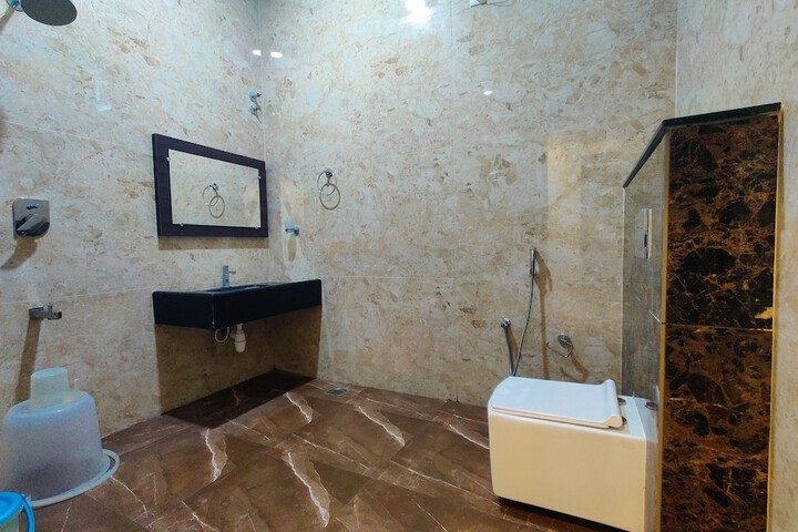 Room 25 of 28