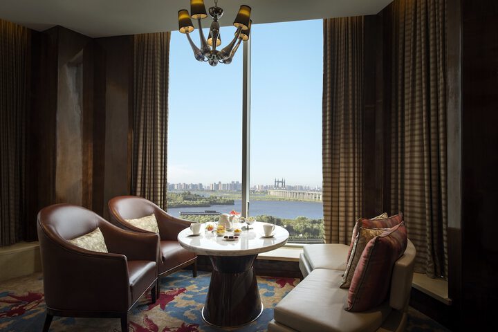 Lounge 21 of 25