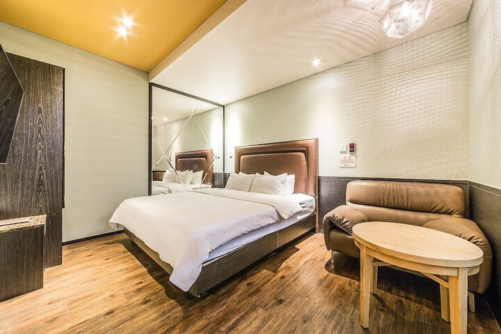 Room 5 of 49