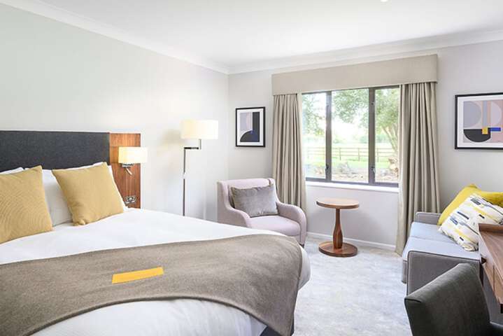 Room 21 of 102