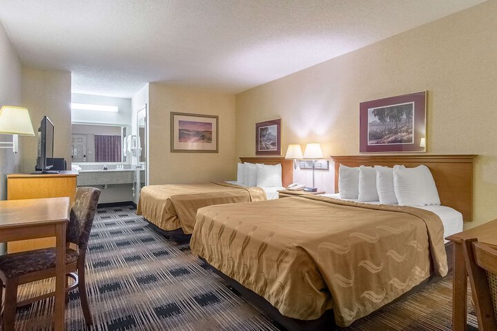 2 Queen Beds (8 of 11)