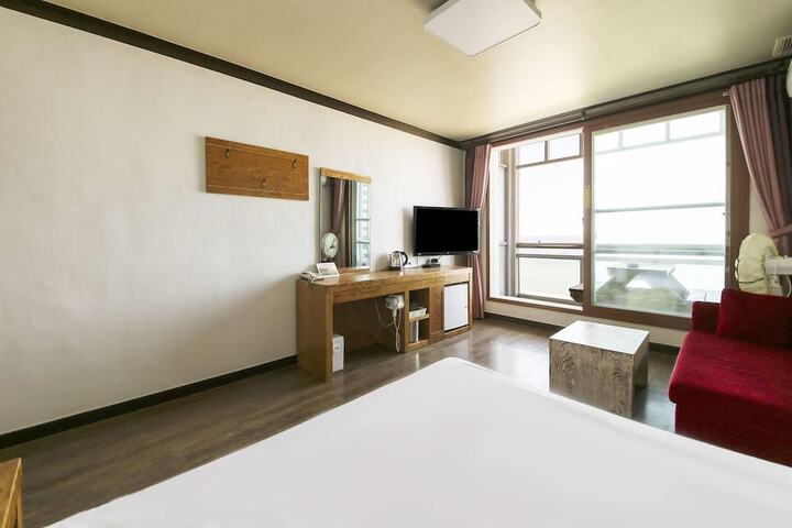 Room 6 of 51
