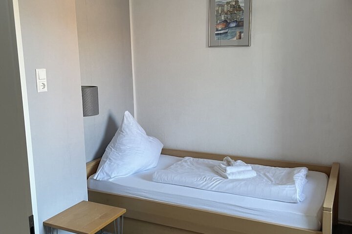 Room 6 of 33