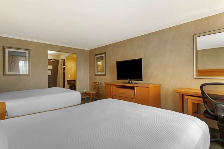 2 Queen Beds Pet Friendly Room Tile Flooring Work Desk Refrigerator WiFi Full Breakfast (13 of 18)