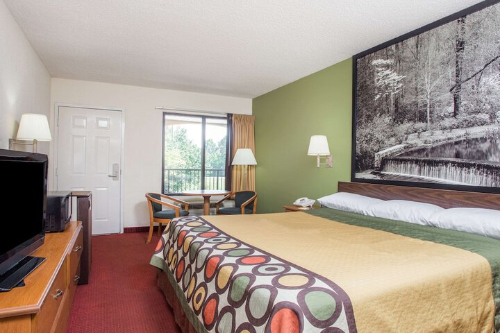 1 King Bed Deluxe Room (4 of 8)