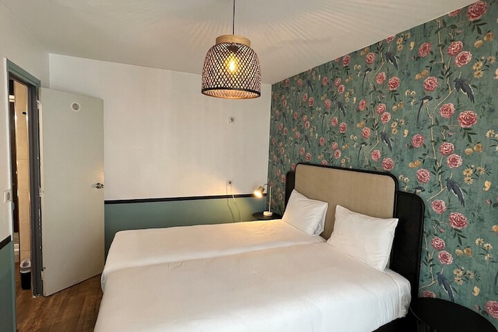Room 28 of 42