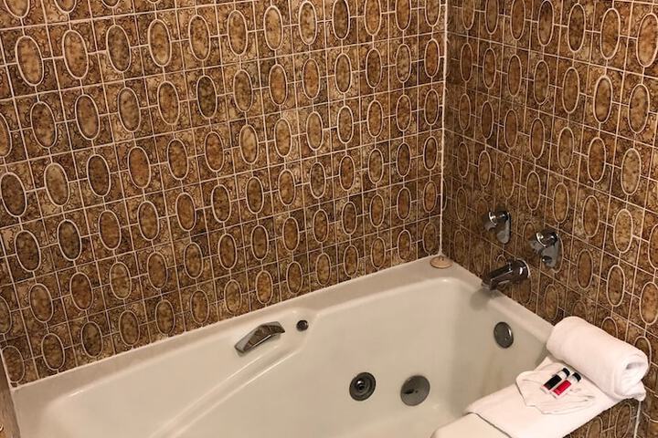 Jetted tub