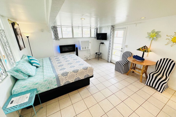 Studio King Bed Patio Kitchenette (14 of 51)