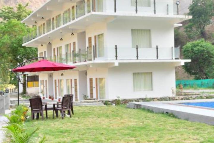 Goroomgo The Riverside Resort Lohali