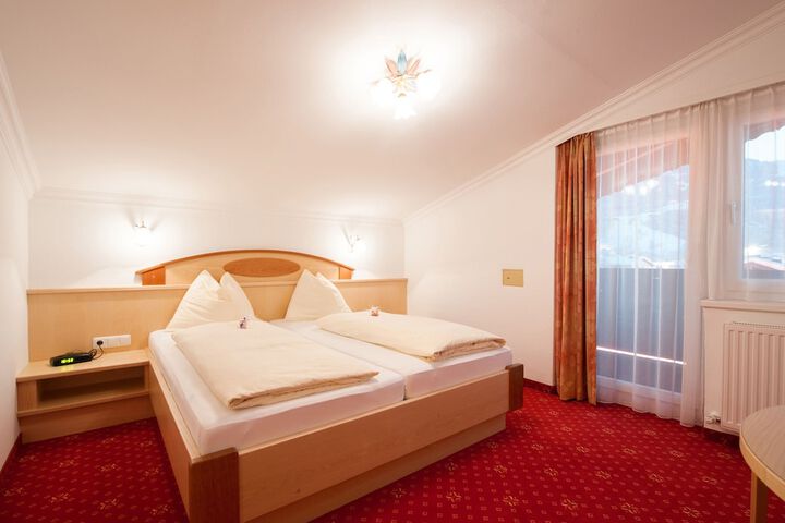 Room 4 of 33