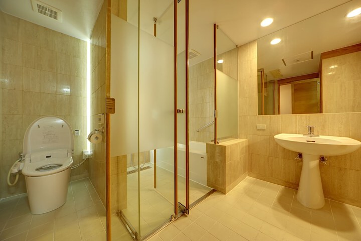 Room 18 of 65