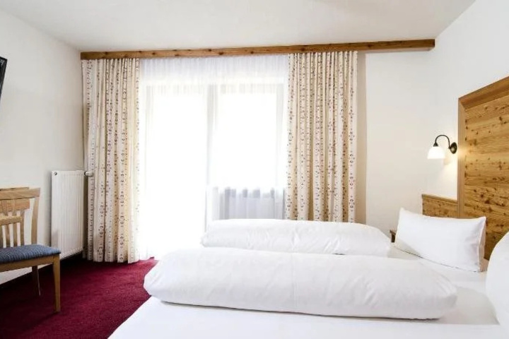 Room 6 of 16