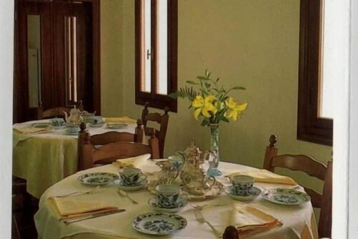 Dining 7 of 21