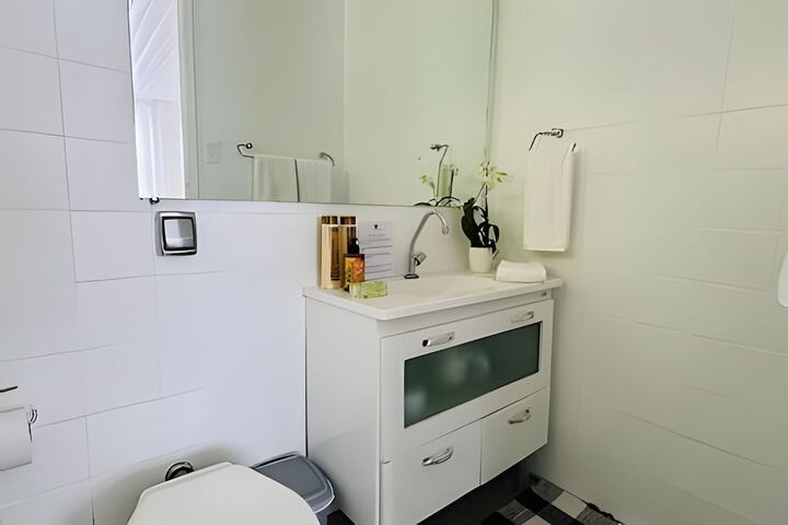 Room 5 of 8