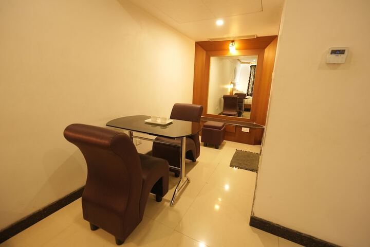 Room 8 of 31