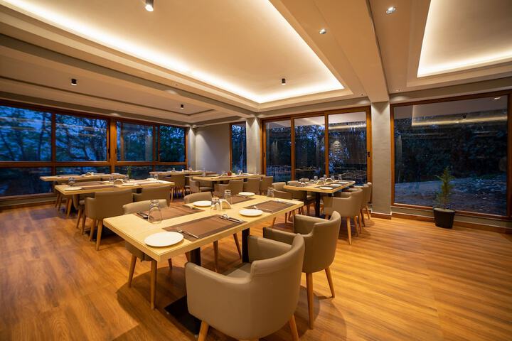Dining 31 of 42