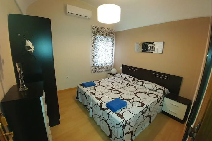Room 2 of 10