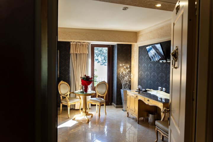 Room 14 of 77