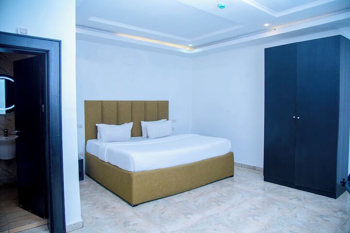 Room 7 of 32