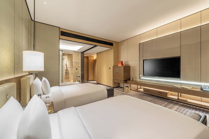 Room 8 of 90