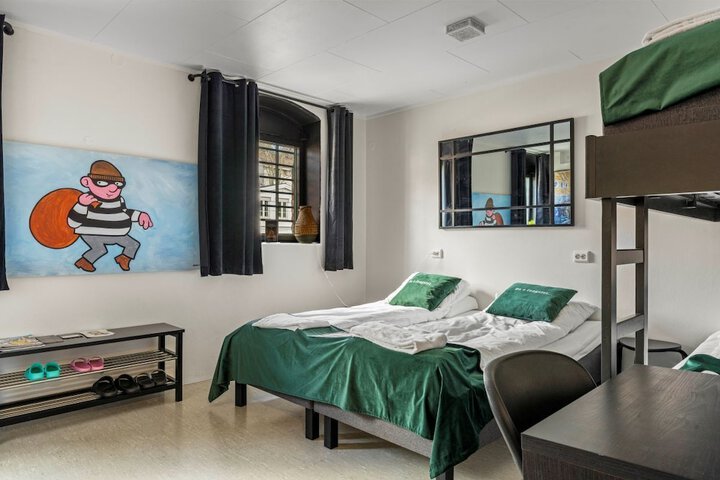 Room 10 of 36