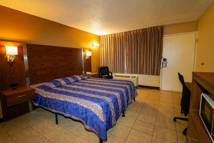1 King Bed (5 of 8)