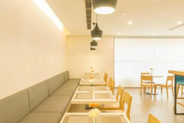 Dining 16 of 19