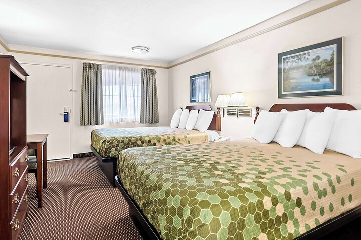 2 Queen Beds Flatsc Microfridge High Speed Continental Breakfast (5 of 7)