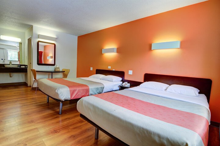 Standard Room, King or Two Doubles (4 of 6)