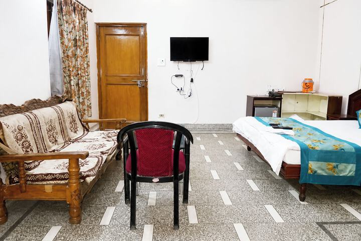 Room 8 of 12