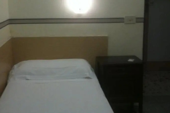 Room 8 of 10