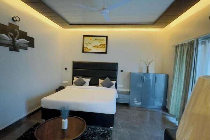Room 6 of 11