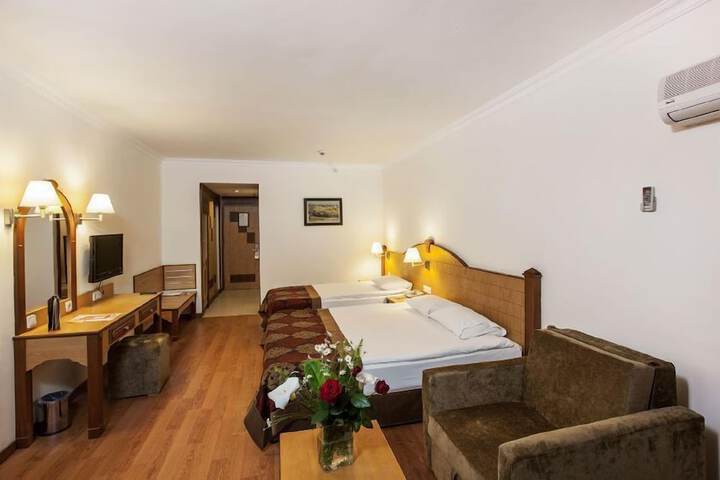 Room 13 of 120