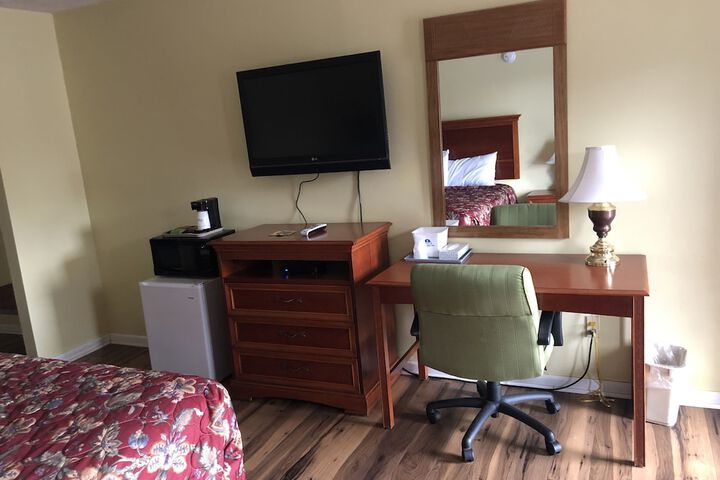 1 King Bed - Free WiFi, Microwave Minfridge Cable TV HBO Free Local (6 of 7)