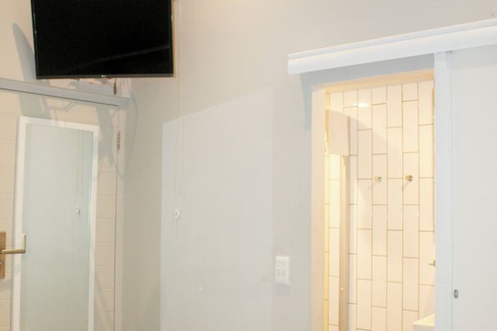 Room 52 of 148